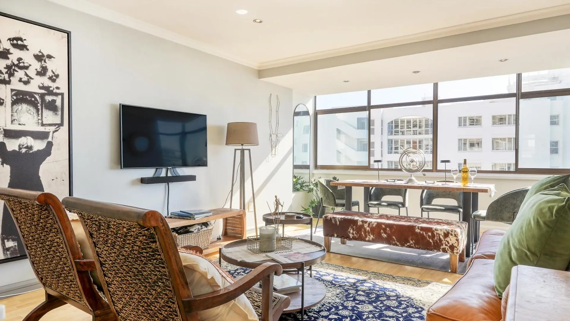 Backup-Powered Bantry Bay View 2 Bed Apartment Cape Town