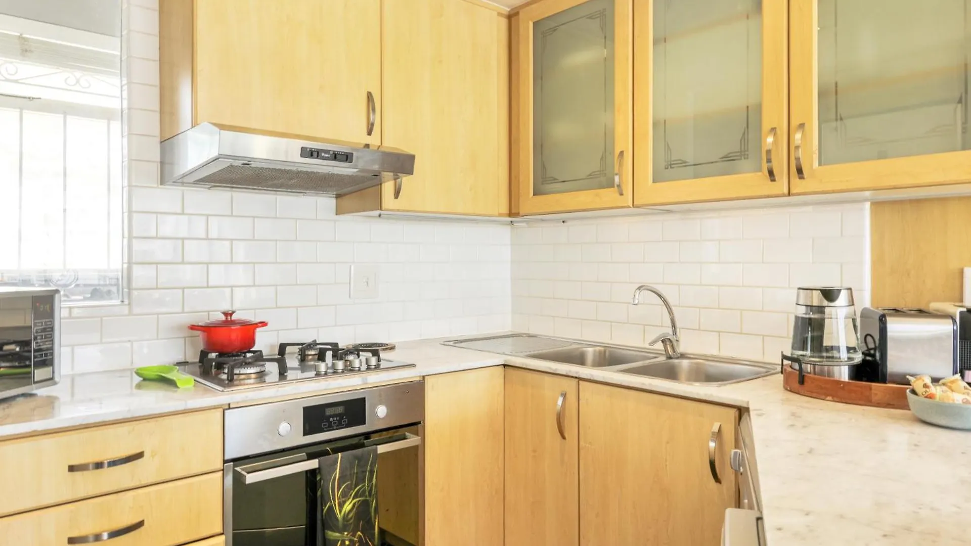 Backup-Powered Bantry Bay View 2 Bed Apartment Cape Town 0*,