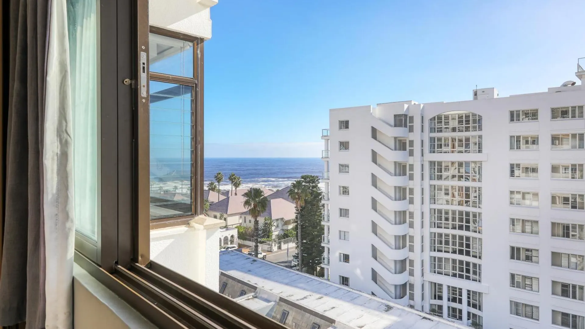 Backup-Powered Bantry Bay View 2 Bed Apartment Cape Town