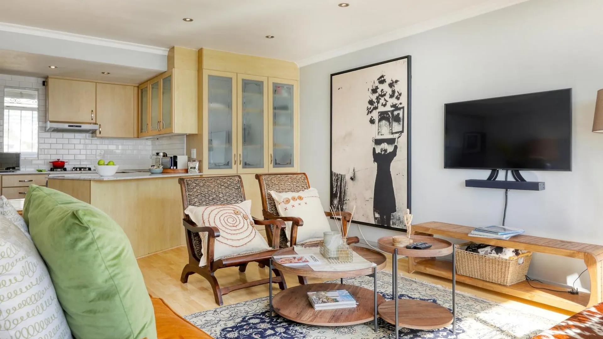Backup-Powered Bantry Bay View 2 Bed Apartment Cape Town
