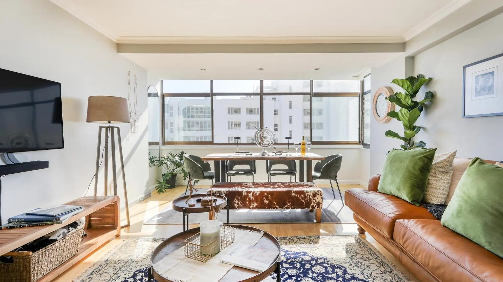 Backup-Powered Bantry Bay View 2 Bed Apartment Cape Town